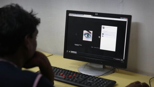 An Indian youth uses the internet at a cyber cafe in Allahabad, India. - Sputnik International