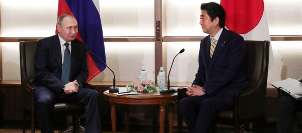 Russian President Vladimir Putin and Japanese Prime Minister Shinzo Abe, right, meet in Nagato, Yamaguchi Prefecture - Sputnik International