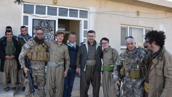 Backpackers Will Meara and Craig Reynolds pose with peshmerga fighters along the frontlines in the fight against Daesh. - Sputnik International