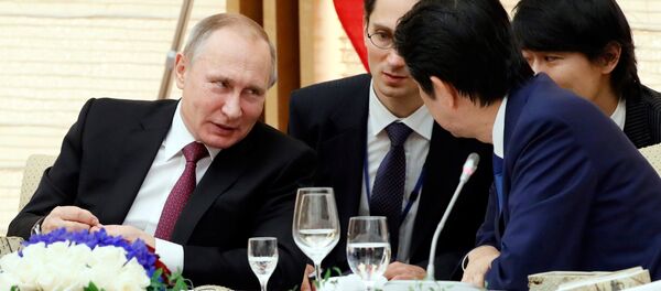 Russian President Vladimir Putin, left, confers with Japanese Prime Minister Shinzo Abe during a working lunch in Tokyo, Japan, Friday, Dec. 16, 2016. - Sputnik International