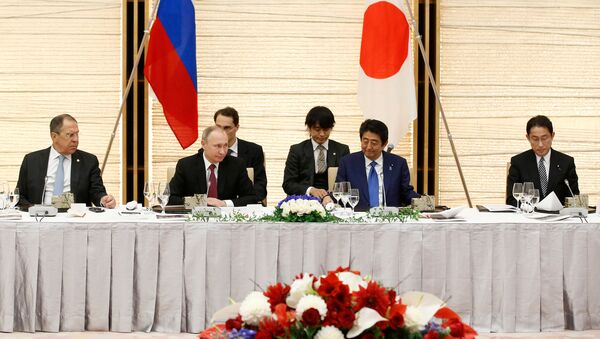 From left to right, Russian Foreign Minister Sergey Lavrov, President Vladimir Putin, Japanese Prime Minister Shinzo Abe and Foreign Minister Fumio Kishida attend a working lunch in Tokyo, Japan, Friday, Dec. 16, 2016. - Sputnik International