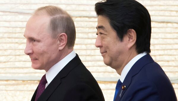 Vladimir Putin, Russia's president, and Shinzo Abe, Japan's prime minister, arrive for a working lunch at the prime minister's official residence in Tokyo, Japan, on Friday, Dec. 16, 2016. - Sputnik International