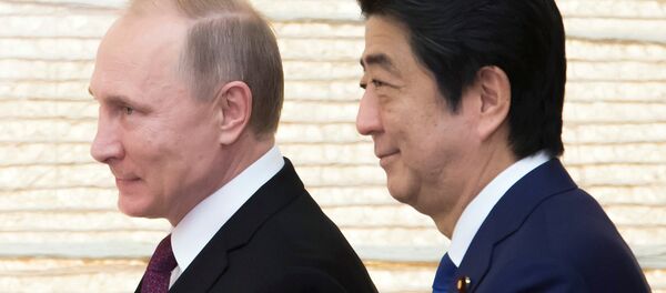 Vladimir Putin, Russia's president, and Shinzo Abe, Japan's prime minister, arrive for a working lunch at the prime minister's official residence in Tokyo, Japan, on Friday, Dec. 16, 2016. Vladimir Putin, Russia's president, and Shinzo Abe, Japan's prime minister, arrive for a working lunch at the prime minister's official residence in Tokyo, Japan, on Friday, Dec. 16, 2016. - Sputnik International