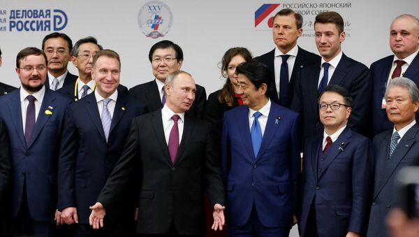 Russian President Vladimir Putin (3rd L) and Japanese Prime minister Shinzo Abe (3rd R) attend a Japanese-Russian business dialogue meeting in Tokyo, Japan, December 16, 2016. - Sputnik International