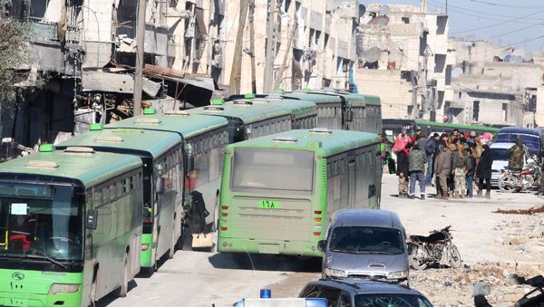 People get on buses to be evacuated from al-Sukkari rebel-held sector of eastern Aleppo, Syria December 15, 2016. - Sputnik International