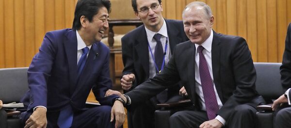 Russian President Vladimir Putin and Japanese Prime Minister Shinzo Abe share a light moment during their visit at Kodokan judo hall in Tokyo, Japan, December 16, 2016. - Sputnik International