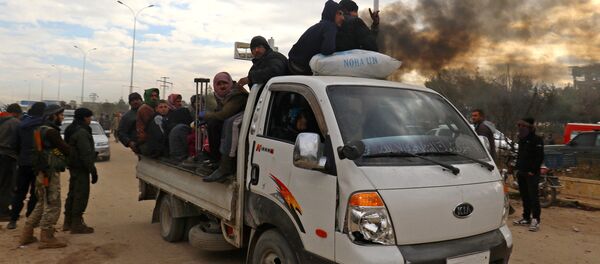 Evacuees from rebel-held eastern Aleppo, arrive to an area on the western edge of Aleppo city which is held by insurgents, Syria December 16, 2016. - Sputnik International