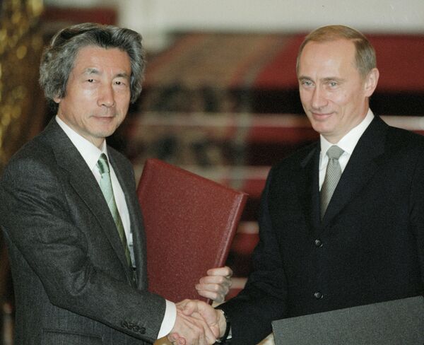 Japanese Prime Minister Junichiro Koizumi and Russian President Vladimir Putin during the talks in Moscow - Sputnik International
