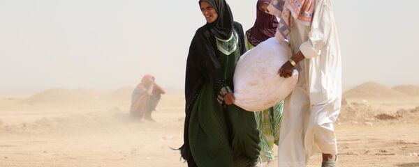 Iraqis carry basic food items Iraqis carry basic food items - Sputnik International