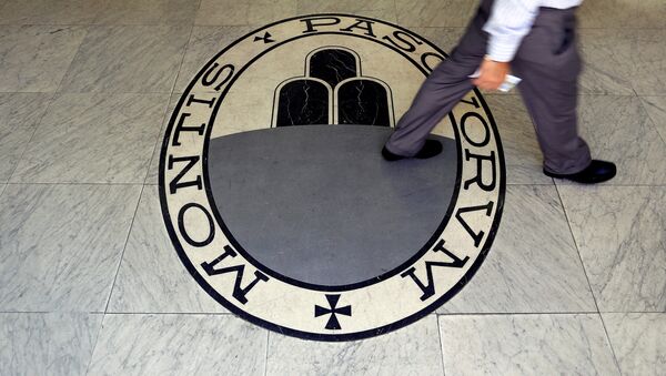 A man walks on a logo of the Monte Dei Paschi Di Siena bank in Rome, Italy, September 24, 2013. - Sputnik International