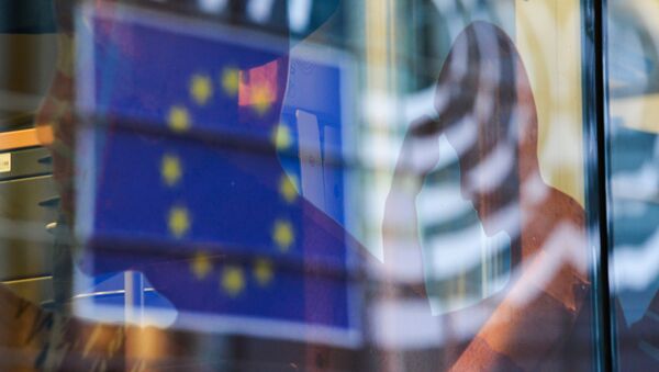 Reflection of the EU flag in a window of a building in Brussels. - Sputnik International