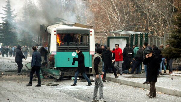 People react after a bus was hit by an explosion in Kayseri, Turkey, December 17, 2016 - Sputnik International
