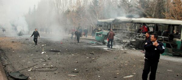 People react after a bus was hit by an explosion in Kayseri, Turkey, December 17, 2016 - Sputnik International