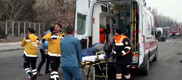 A wounded man is carried to an ambulance after a bus was hit by an explosion in Kayseri, Turkey, December 17, 2016. - Sputnik International