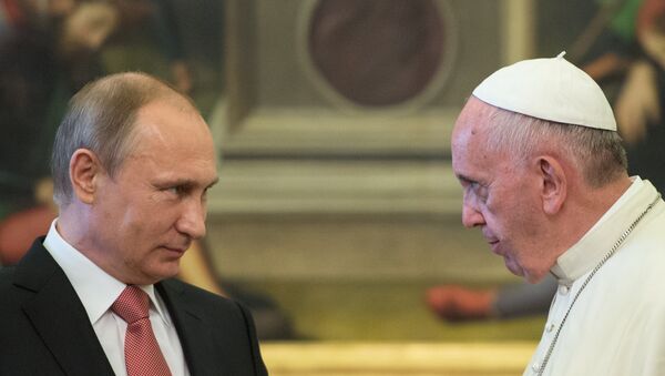 Russian President Vladimir Putin and Pope Francis during a meeting in Vatican on June 10, 2015 - Sputnik International