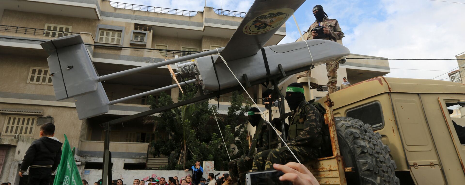 Palestinian militants of the Ezzedine al-Qassam Brigades, Hamas' armed wing, dislpay a drone during a parade marking the 27th anniversary of the Islamist movement’s creation on December 14, 2014 in Gaza City - Sputnik International, 1920, 24.10.2023