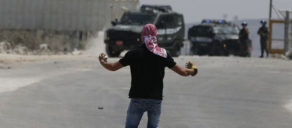 Palestinian students from Birzeit University clash with Israeli security forces outside the Israeli-run Ofer prison in the West Bank village of Betunia on August 3, 2016 Palestinian students from Birzeit University clash with Israeli security forces outside the Israeli-run Ofer prison in the West Bank village of Betunia on August 3, 2016 - Sputnik International