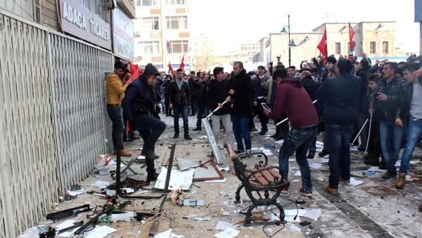 This picture obtained from Dogan News Agency shows people protesting in front of the offices of pro-Kurdish Peoples' Democratic Party (HDP) following a suicide car bombing on December 17, 2016 in Kayseri - Sputnik International