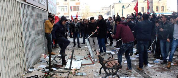 This picture obtained from Dogan News Agency shows people protesting in front of the offices of pro-Kurdish Peoples' Democratic Party (HDP) following a suicide car bombing on December 17, 2016 in Kayseri - Sputnik International