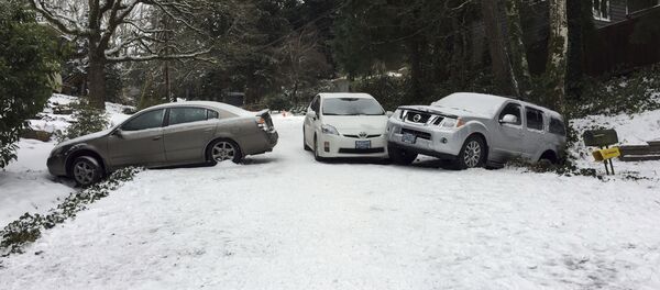 Cars, involved in a slippery accident after last nights' snow storm are strewn across a street in Lake Oswego, Ore., Thursday, Dec. 15, 2016 - Sputnik International