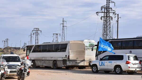 A vehicle from the United Nations drives through the Syrian government-controlled crossing of Ramoussa, on the southern outskirts of Aleppo, on December 18, 2016, during an evacuation operation of rebel fighters and civilians from rebel-held areas - Sputnik International