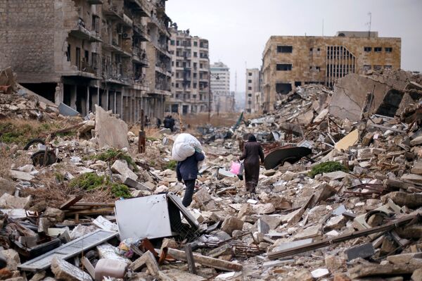 People walk amid the rubble as they carry belongings that they collected from their houses in the government controlled area of Aleppo, Syria December 17, 2016 People walk amid the rubble as they carry belongings that they collected from their houses in the government controlled area of Aleppo, Syria December 17, 2016 - Sputnik International