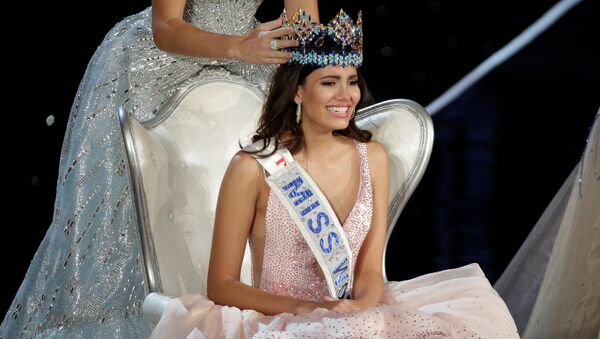 Miss Puerto Rico Stephanie Del Valle is crowned after winning the Miss World 2016 Competition in Oxen Hill, Maryland, U.S., December 18, 2016 - Sputnik International