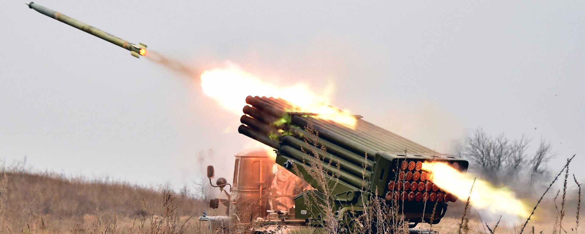 Ukrainian 122 mm MLRS BM-21 Grad fires rocket during a military exercise at a shooting range close to Devichiki in the Kiev region on October 28, 2016 - Sputnik International, 1920, 27.02.2022