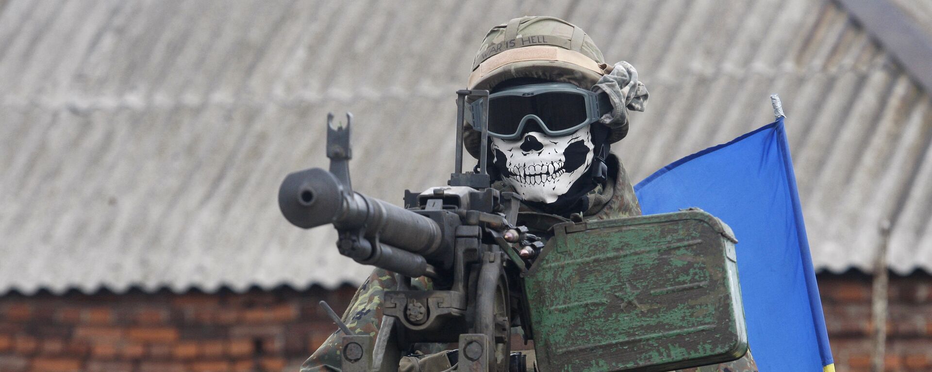 A Ukrainian serviceman wears a mask depicting a skull on September 23, 2014 on armored personnel carrier (APC) in a suburb of the eastern town Debaltseve in the region of Donetsk - Sputnik International, 1920, 11.12.2023