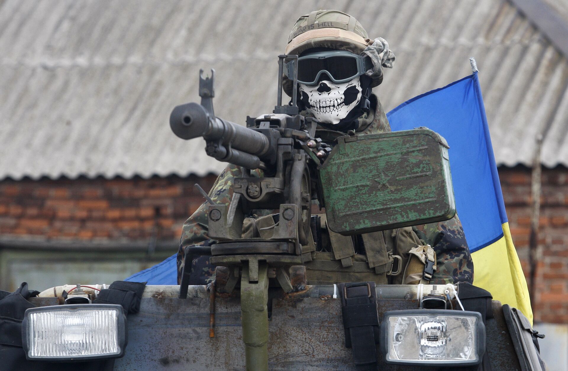 A Ukrainian serviceman wears a mask depicting a skull on September 23, 2014 on armored personnel carrier (APC) in a suburb of the eastern town Debaltseve in the region of Donetsk - Sputnik International, 1920, 05.03.2022