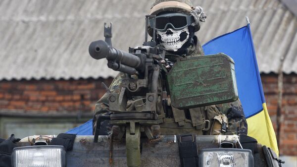 A Ukrainian serviceman wears a mask depicting a skull on September 23, 2014 on armored personnel carrier (APC) in a suburb of the eastern town Debaltseve in the region of Donetsk - Sputnik International