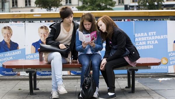 Three young swedish girls read an election bulletin of the Feminist Initiative party, a feminist political party in central Stockholm on September 9, 2010 ahead of the September 19 elections (photo used for illustration purpose only) - Sputnik International