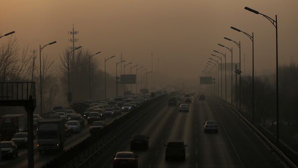 Vehicles drive on the 5th Ring Road in smog during morning rush hour on the fourth day after a red alert was issued for heavy air pollution in Beijing, China, December 19, 2016. - Sputnik International