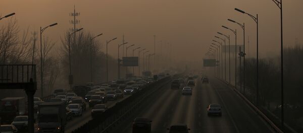 Vehicles drive on the 5th Ring Road in smog during morning rush hour on the fourth day after a red alert was issued for heavy air pollution in Beijing, China, December 19, 2016. - Sputnik International