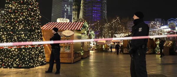 Police guard a Christmas market after a truck ran into the crowded Christmas market in Berlin, Germany. - Sputnik International