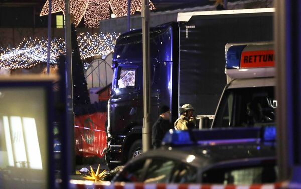 Police stand beside a damaged truck which ran into crowded Christmas market in Berlin, Germany. - Sputnik International