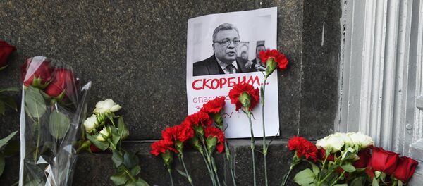 Moscow residents lay flowers near Russian Foreign Ministry in memory of slain Ambassador Karlov - Sputnik International