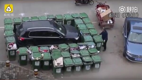 Furious Chinese Cleaner Barricades Illegally Parked Car With Dozens of Garbage Bins - Sputnik International
