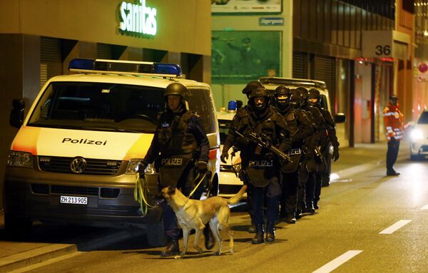 Police stand outside an Islamic center in central Zurich, Switzerland December 19, 2016 Police stand outside an Islamic center in central Zurich, Switzerland December 19, 2016 - Sputnik International