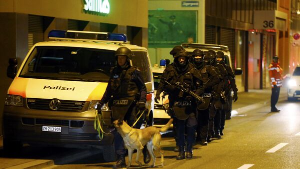 Police stand outside an Islamic center in central Zurich, Switzerland December 19, 2016 - Sputnik International