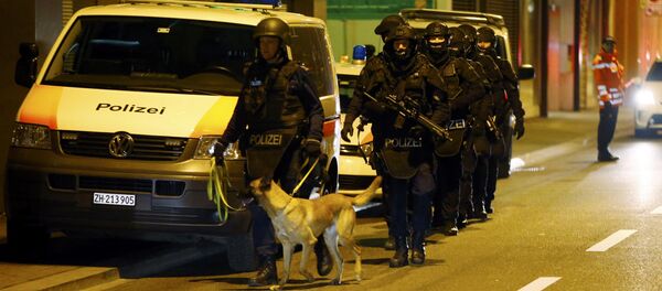 Police stand outside an Islamic center in central Zurich, Switzerland December 19, 2016 - Sputnik International