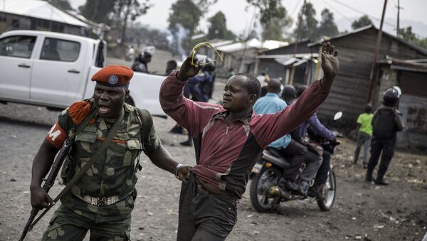 A man is arrested by a member of the military police after people attempted to block the road with rocks, in the neighbourhood of Majengo in Goma, eastern Democratic Republic of the Congo, on 19 December, 2016, as tensions rose with one day left of Congolese President's mandate - Sputnik International