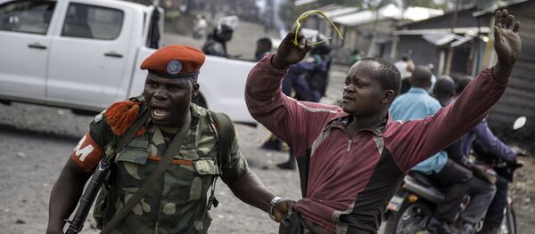 A man is arrested by a member of the military police after people attempted to block the road with rocks, in the neighbourhood of Majengo in Goma, eastern Democratic Republic of the Congo, on 19 December, 2016, as tensions rose with one day left of Congolese President's mandate - Sputnik International