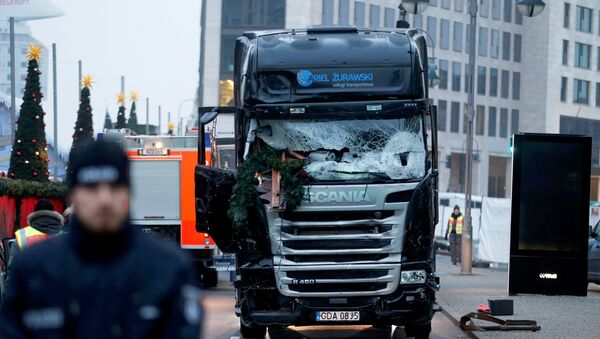 Police stand in front of the truck which ploughed into a crowded Christmas market in the German capital last night in Berlin, Germany, December 20, 2016. - Sputnik International