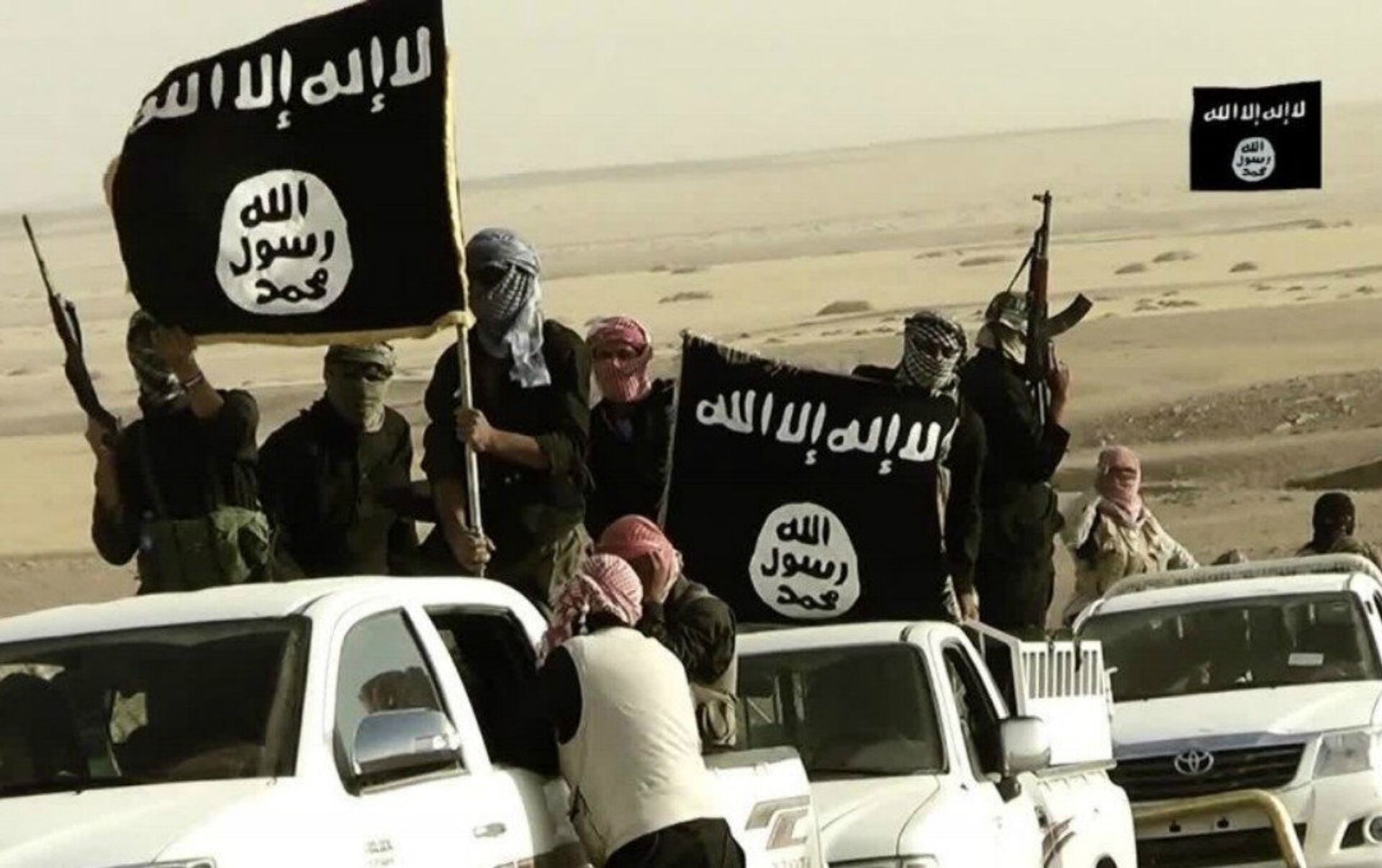Террористы на фоне флага игил. Флаг ИГИЛ. Флаг террористов ИГИЛ. Флаг исламских террористов. Флаг Исламского государства.