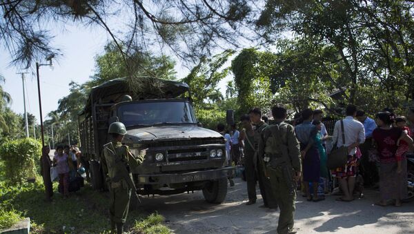 Soldiers bring the residents displaced from the conflict between a group of armed Muslim militants and government troops, to take refuge at a Buddhist monastery in Maungdaw located in Rakhine State near the Bangladesh border on October 15, 2016 - Sputnik International