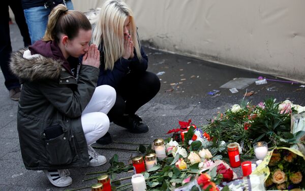 Women mourn at the scene where a truck ploughed into a crowded Christmas market in the German capital last night in Berlin, Germany, December 20, 2016 - Sputnik International