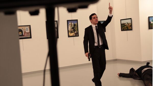 A man gestures near to Andrei Karlov on ground, the Russian Ambassador to Turkey at a photo gallery in Ankara, Turkey, Monday, Dec. 19, 2016 - Sputnik International