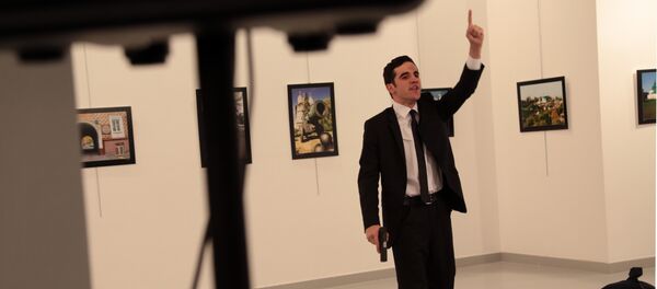 A man gestures near to Andrei Karlov on ground, the Russian Ambassador to Turkey at a photo gallery in Ankara, Turkey, Monday, Dec. 19, 2016 - Sputnik International