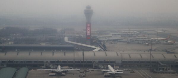 Passenger planes are on the tarmac at the Beijing Capital International Airport shrouded by pollution haze in Beijing, Thursday, Nov. 17, 2016 - Sputnik International